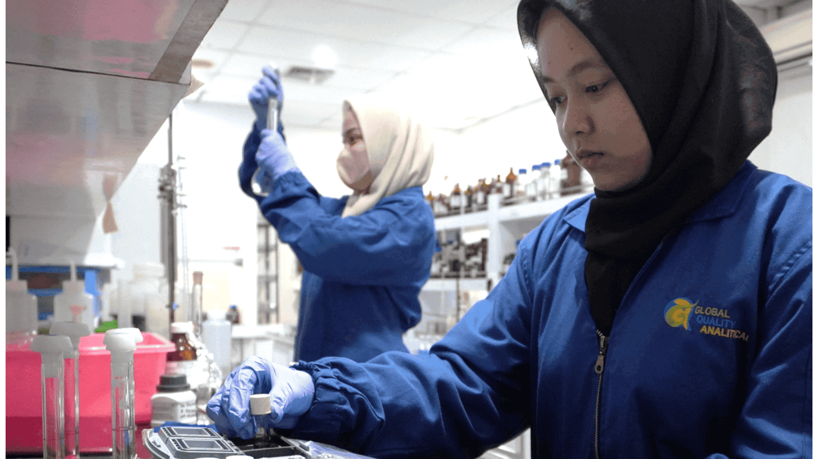 Analis memeriksa sampel lingkungan di laboratorium